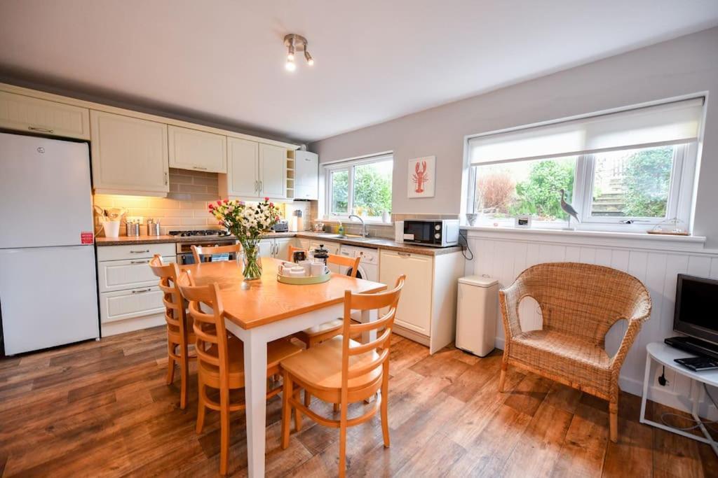 3 Bedroom Townhouse Right On The Harbour Isle of Whithorn Exteriér fotografie