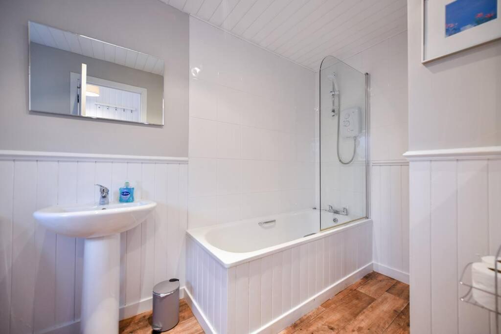 3 Bedroom Townhouse Right On The Harbour Isle of Whithorn Exteriér fotografie