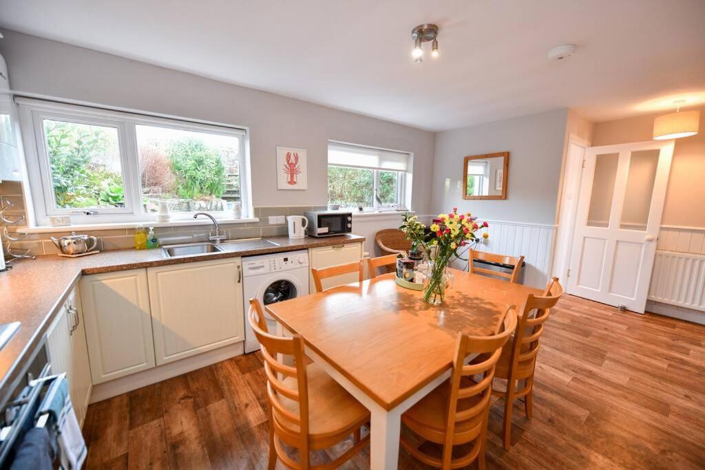 3 Bedroom Townhouse Right On The Harbour Isle of Whithorn Exteriér fotografie