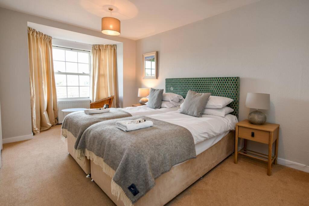 3 Bedroom Townhouse Right On The Harbour Isle of Whithorn Exteriér fotografie
