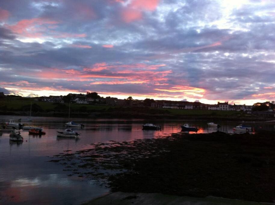3 Bedroom Townhouse Right On The Harbour Isle of Whithorn Exteriér fotografie
