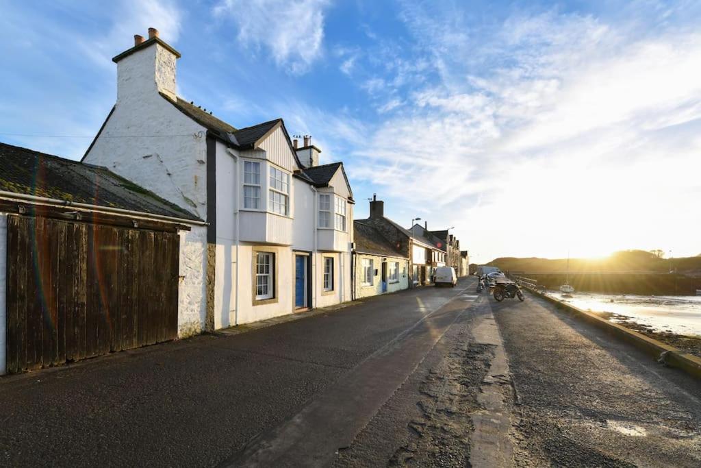 3 Bedroom Townhouse Right On The Harbour Isle of Whithorn Exteriér fotografie