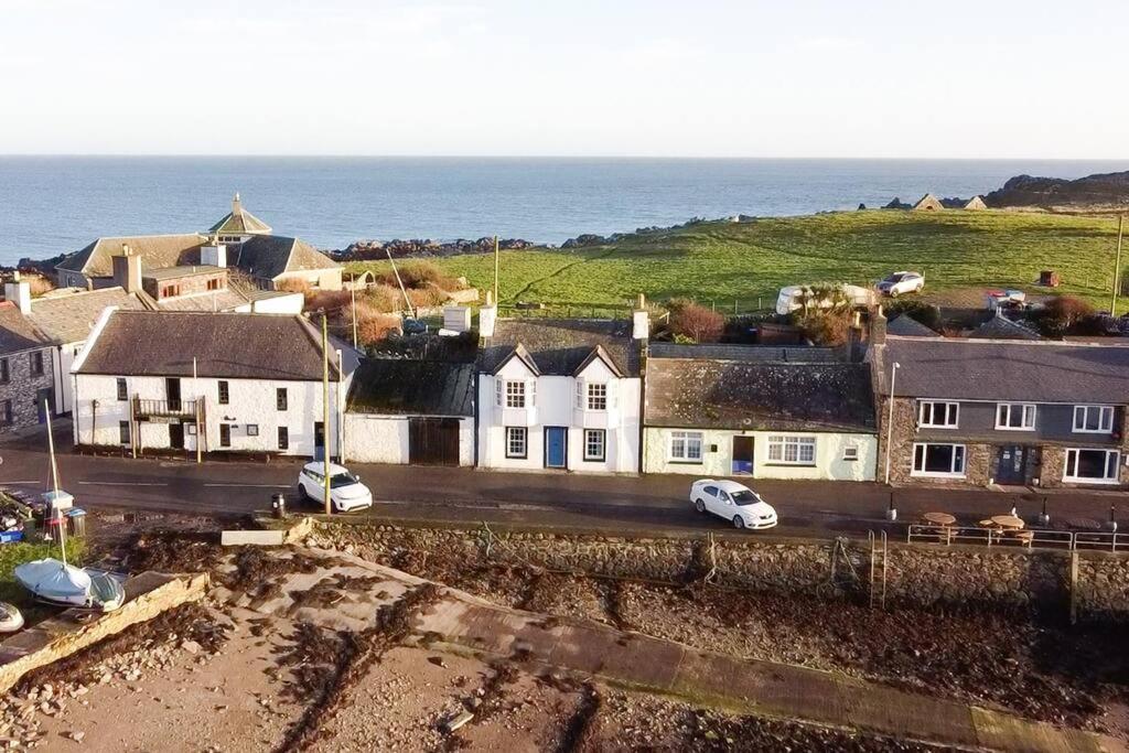 3 Bedroom Townhouse Right On The Harbour Isle of Whithorn Exteriér fotografie